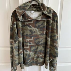 American eagle cropped camo sweatshirt